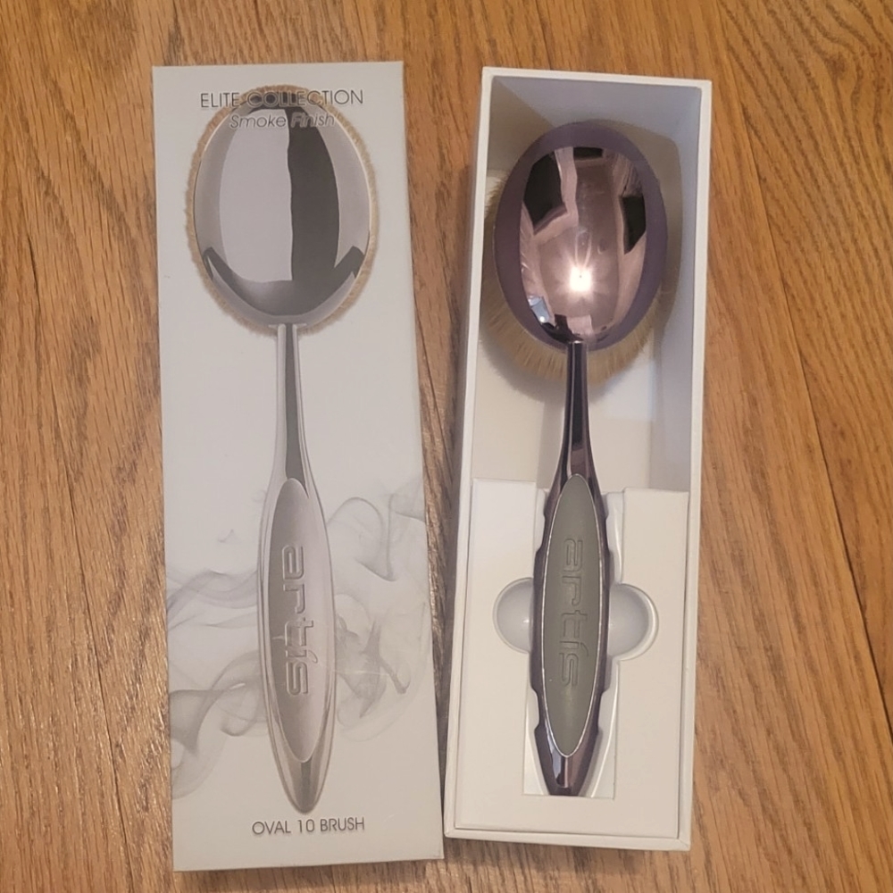 Artis Brush Oval 10